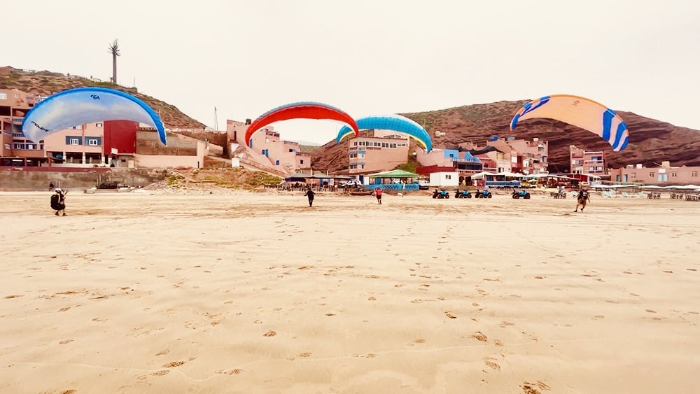 Seance de gonflage parapente sur la plage de Legzira au Maroc