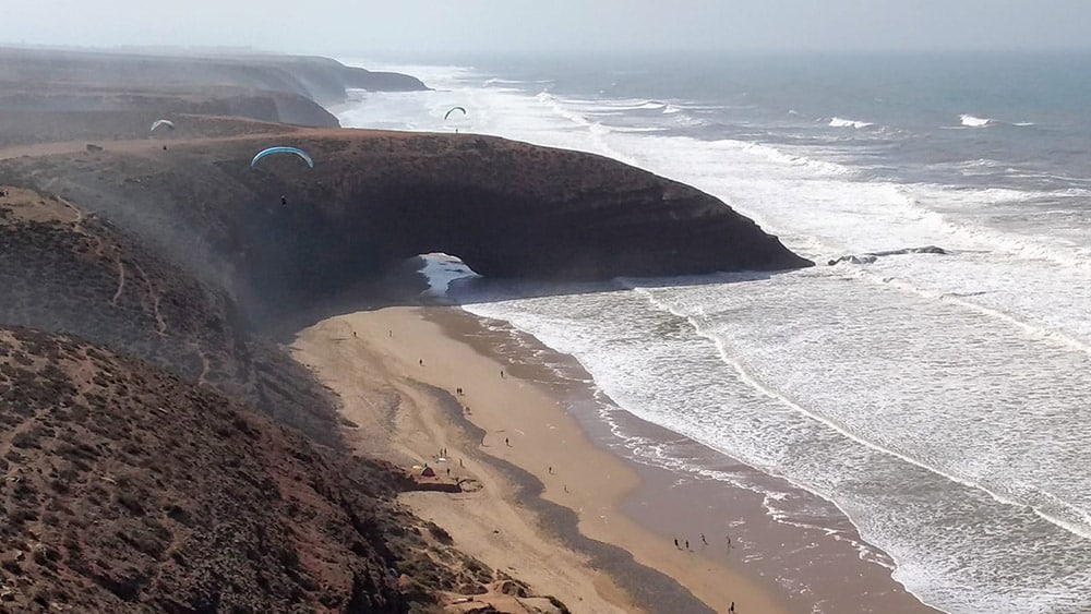 vol en parapente sur les arches de legzira beach 2