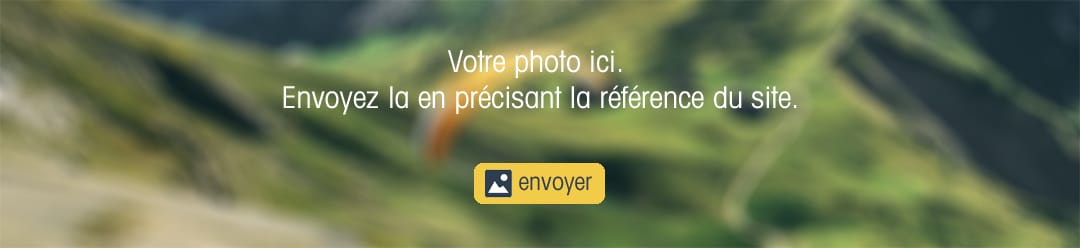 Image floutée d’un site de parapente avec une invitation à envoyer vos photos.