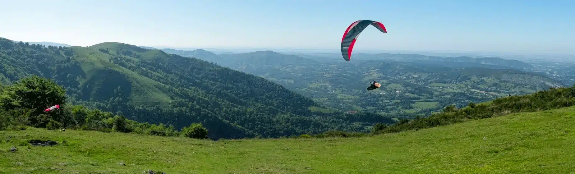 Décollage de parapente du Prat d'Albis en Ariège au-dessus de Foix