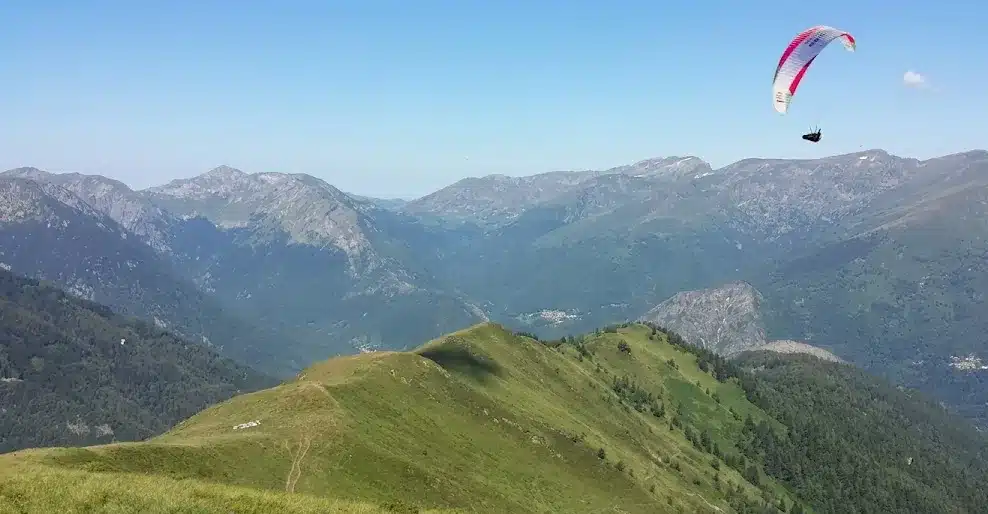 Décollage de parapente de la Crête d'Esplas dans le Val de SOS en Ariège